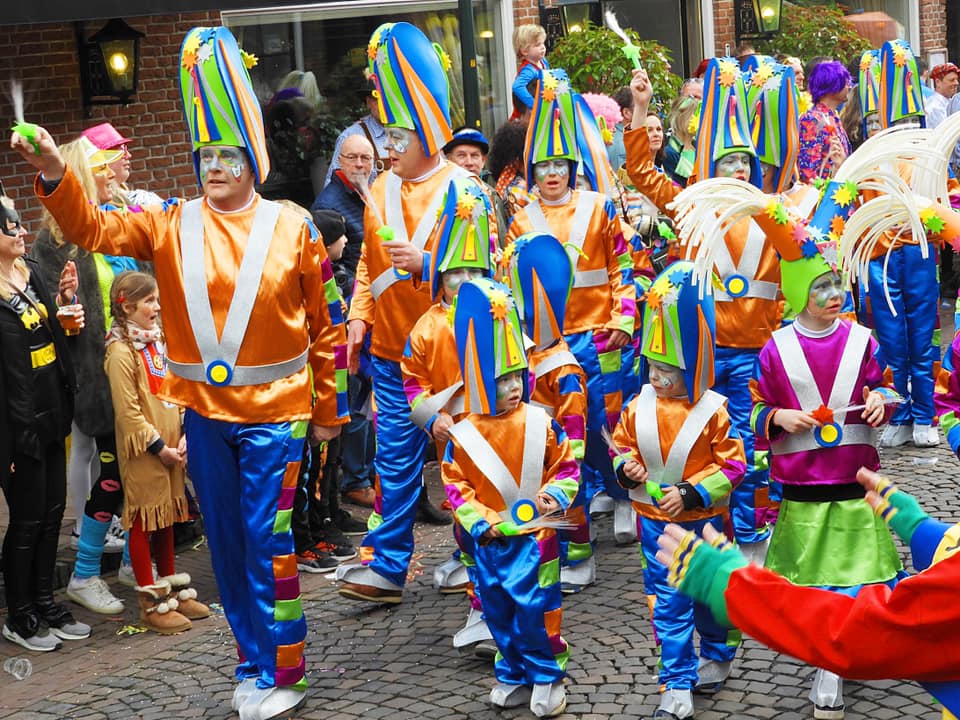 Riesen Rosenmontag Rutsch + Witte blousenoamd